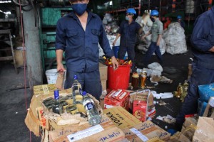 Nhiều loại rượu đóng chai được sản xuất trong nước, rượu sâm, đặc biệt các loại hũ rượu ngâm thuốc bắc với rắn hổ mang, bọ cạp...